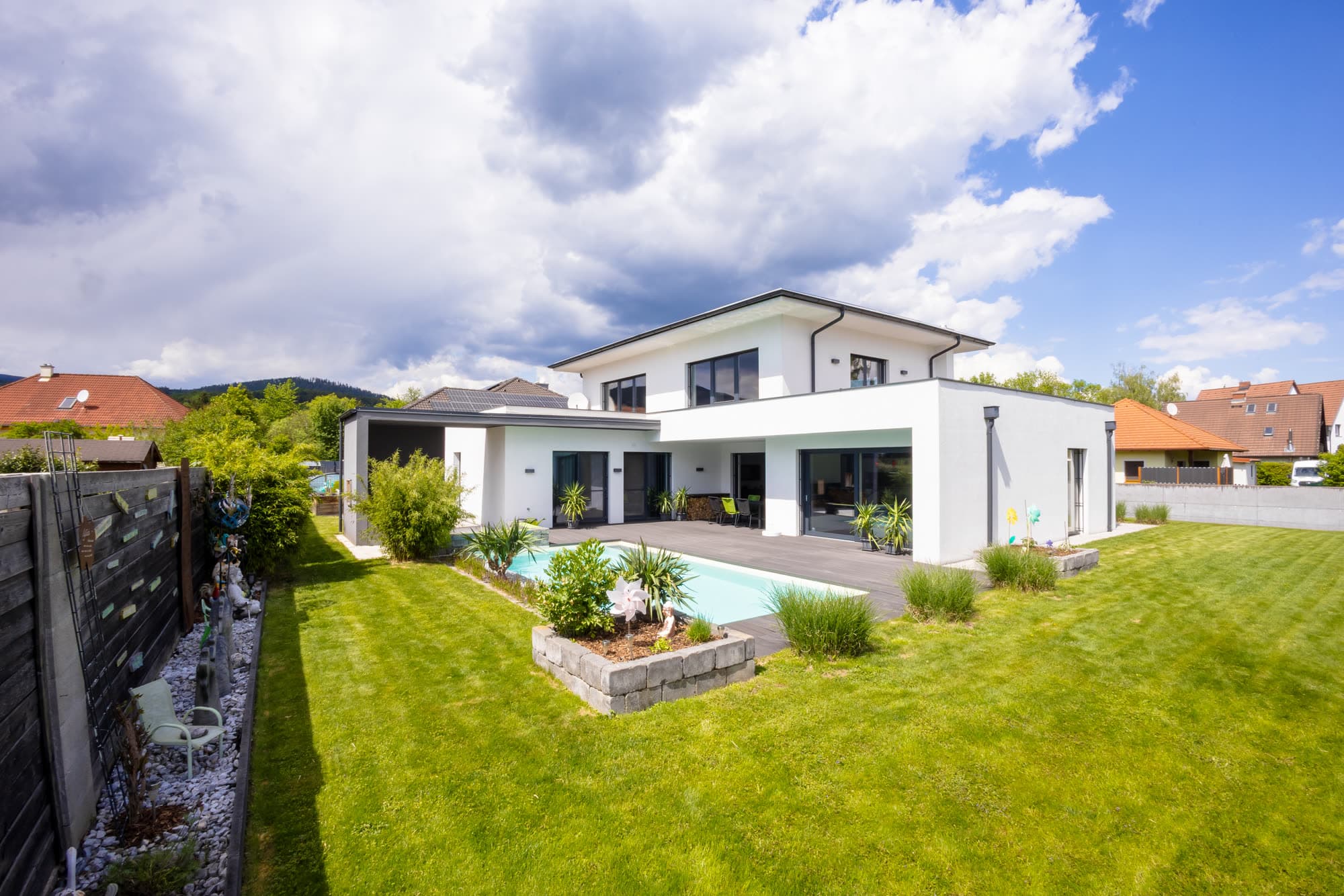 Pool & Außenbereich — 1.000 m², und der Pool liegt mittendrin.